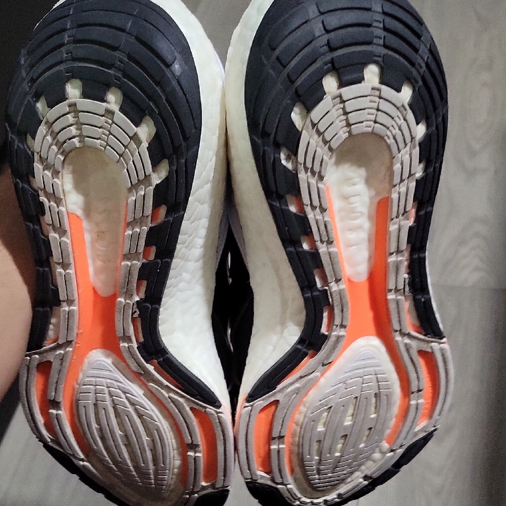 Adidas by Stella McCartney Black and White Ultraboost 22 Sneakers Size 8 EUC - Picture 4 of 4